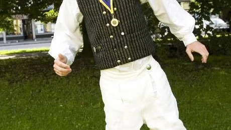 David Eriksson påstår att vem som helst kan dansa schottis. "Men helst ha man ha dräkt på sig för att bevara traditionen" säger han.  Foto: Robert Svensson