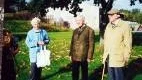 Monsieur Debaty eken på Grosvad. 2003 besökte han trädet som nu blivit bra mycket större. Här tillsammans med Maud Johansson och Vilhelm Ljungberg.