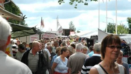 Så ska det se ut: mycket folk och vackert väder på Rejmyre marken.