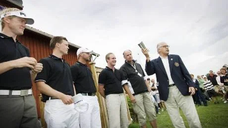 Sollentuna fick ta emot segerpokalen av Anders Sjögren från Svenska Golfförbundet.