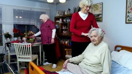 Solvieg Djurström tycker det är tryggt att ha sin 92-åriga mamma Cecilia boende här. Personalen, som Mirvete Dardani som pysslar i bakgrunden, är alltid så glad och vänlig.