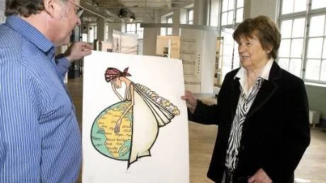 Anders Lindh, direktör för Arbetets museum, och Alice Karlsson, änka efter Ewert Karlsson, i rummet där EWK-museet ska bildas. Teckningen "Moder jord" är en av Ewert Karlssons mest kända, hans änka berättar att han fick inspirationen under en resa i Etiopien.