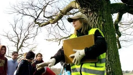 Biologen Susanne Boe-Skåmedal från länsstyrelsen berättade om insekter och annat intressant som finns vid en gammal ek på betesmarken på Bråborg gård.