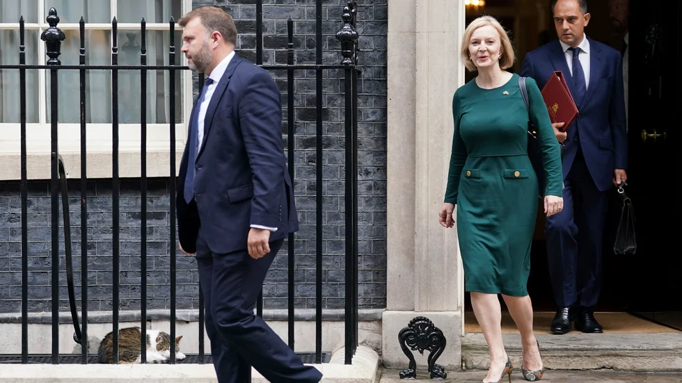 Premiärminister Liz Truss på väg till underhuset för att presentera energistrategin.