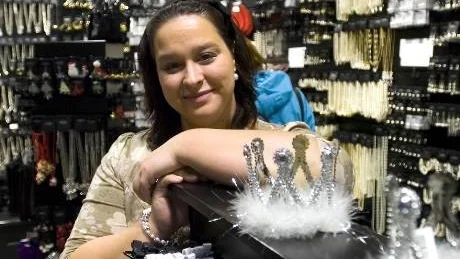 Åsa Appelgren, butikschef på Glitter, säger att försäljningen gått bättre i år, trots finanskrisen. Foto: Janne Forsby