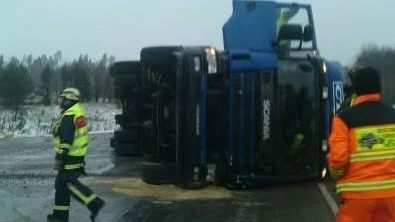 En lastbil välte vid avfarten till Kimstad på gamla E4 strax före klockan nio på torsdagsmorgonen.