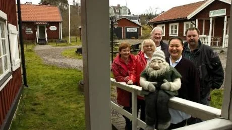 - Vi vill ha SNÖ och mer julstämning till vårt arrangemang "Julstämning" i helgen, säger Christer Wide i Kolmårdens hantverksby, som står längst bak. Övriga är från vänster Ulla Bohlin, Birgitta Wide, Maritja Bergner och Lars-Magnus Gustafsson. Foto: Anita Kjellberg