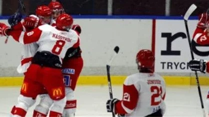 Vita Hästen vann premiärmatchen med 6-5. Johan Bülov gjorde segermålet i förlängning.