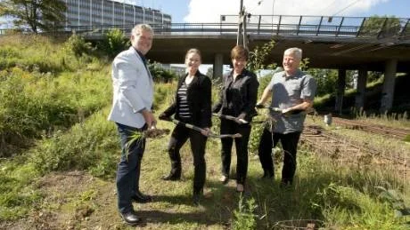 Ett förövning till det verkliga första spadtag, som kanske kan bli verklighet om fyra år. Peter Eriksson, Maria Wetterstrand, Mona Sahlin och Lars Ohly tar i där Ostlänkentunneln är tänkt att ta vid.