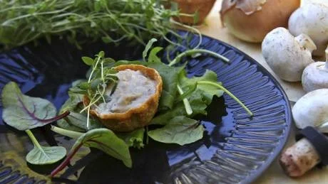 Krustader fyllda med portvinsstuvade champinjoner kan förberedas i god tid fram till fyllningen. Foto: Dan Strandqvist