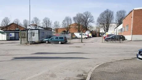 Rakt genom den här tomten med bilarna kom Verkstadsgatan förr uppe från Ingelstagatan. Verkmästaregatan, som den är omdöpt till, utgår åt öster från tvärgatan som heter Murar Jonssons gränd. Här var tidigare täta bostadskvarter.  Foto: Titti Olovsson