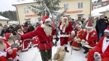 "Kan vi sprida ut julfirandet för att hinna med att lämna alla julklappar?" "Nej!" sa tomteriksdagen som ville ha kvar julaftonen på den 24 december. Vid mikrofonerna Ålandstomten Olle Strömberg och Kolmårdstomten HåkanThornell.Foto: Niclas Sandberg