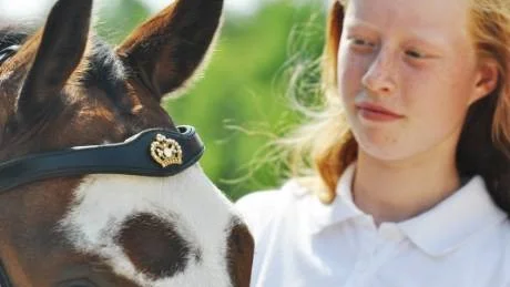 Bästa vännerna Vallentiena och Nicole Olsson är hemma igen efter ett spännande äventyr i Ystad. I "Valles" panna sitter numera Tobbe Larssons eget märke. Överskottet vid försäljningen går till kronprinsessan Viktorias barnfond. Foto: Karin Lundin