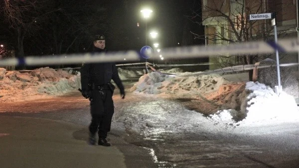 Polisen hittade tomhylsor och blodspår på platsen.