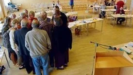 Det var ett debattglatt fullmäktige i Arjeplog trots avsaknaden av åhörare. Under en ajournering som handlade om kommunstyrelsens ordförandes lön för nästa period samlades socialdemokraterna tätt och diskuterade. Oppositionen, till höger i bild uppträdde mer splittrat, vilket också en votering visade.