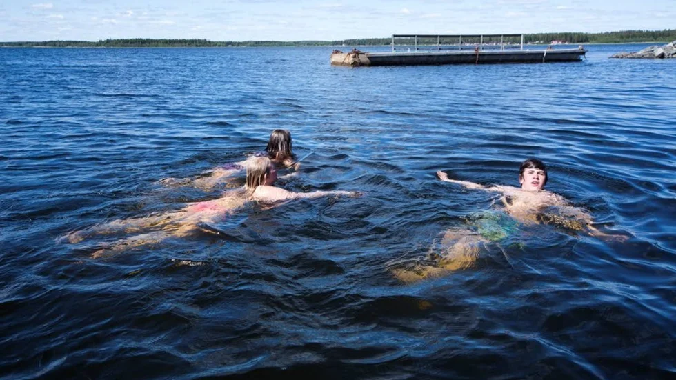 Alva Lundberg, Nelly Liljedal och Niels Bruinewoud tar en simtur i det inte allt för varma vattnet.
