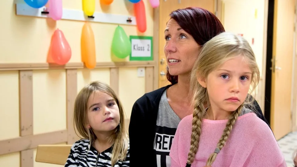 Anneli Bergström, en av föräldrarna (här med dottern Jonna Bergström samt Nelly Nilsson) hade hoppats på ett positivt beslut. (Arkivbild)