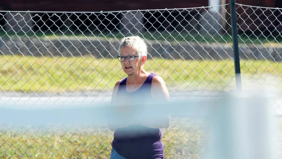 Inger Johansson, ordförande i Älvsby tennisklubb, tycker att det är roligt med tennisskola. Hon menar även att det var länge sedan klubben hade en talang likt Jonas Lindbäck.