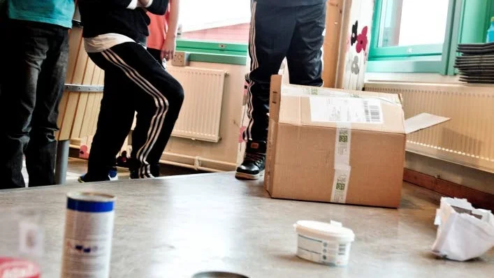 Hugo Sjöberg går i åttan. Han deltar i tävlingen där man ska kasta pingisbollar i olika tomma förpackningar.