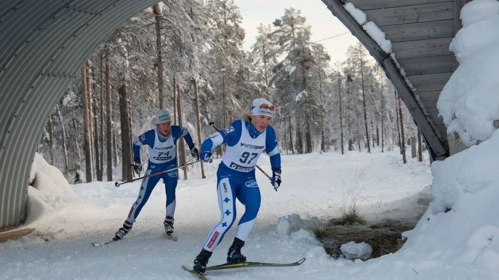 Framgångsrika IFK Umeååkare. Jonna Sundling, längs fram, blev tvåa i D21-klassen när Stellinloppet avgjordes i Arvidsjaur. Elina Rönnlund som segrade bland damjuniorerna fick en bra rygg att följa i spåret kring Rymmarstadion.