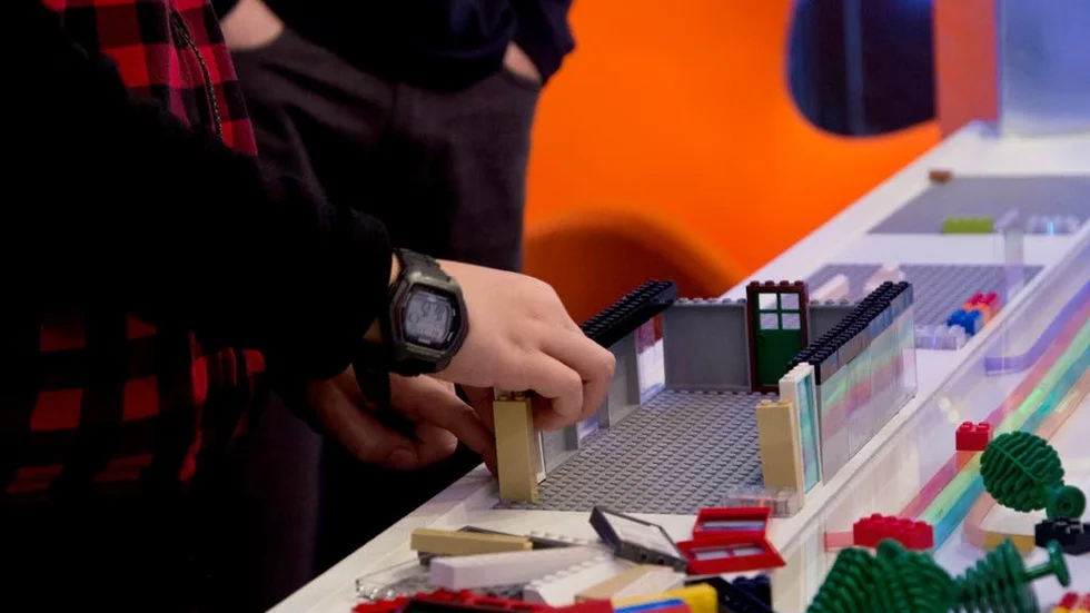 Bygg lego och anslut ditt hus med fiberkablar så du får internet.