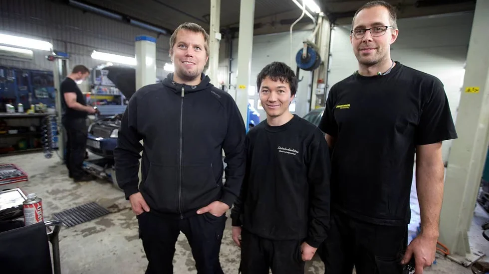 Mattias Wallin, Mustafa Moradi och Stefan Jele. De har goda förhoppningar om Mustafa Moradis framtid som bilmekaniker.