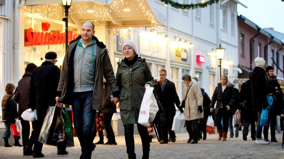 Inom kort drar julhandeln igång på allvar. Svensk handel konstaterar att allt fler väljer handla klapparna på nätet. (Arkivbild)