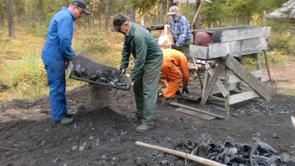 Dammigt värre var det vid kulturplatsen i Lauker i helgen när kolmilan rivits och det svarta guldet i den togs tillvara. Niklas Johansson och Alf Johansson hanterar kolfatet där koldammet skiljs från kolet, i bakgrunden syns Patrik Rönnbo Johansson och kolarmästaren Fritz-Eli Johansson.