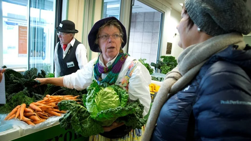 Mauritz Haglund och Margareta Haglund Tjernkvist har skördat för fullt på gården i Övre Storfors i Altersbruk för att sälja grönt inne i stan. Här passar Britta Sandlund på att handla grönt.