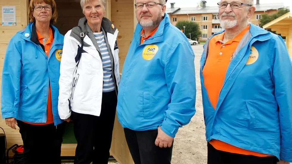 Barbro Westerholm hälsade på sina blåa partikamrater Inger Lundberg, Lars-Ingvar Wendt och Jan Norberg i Älvsbyn under onsdagen.