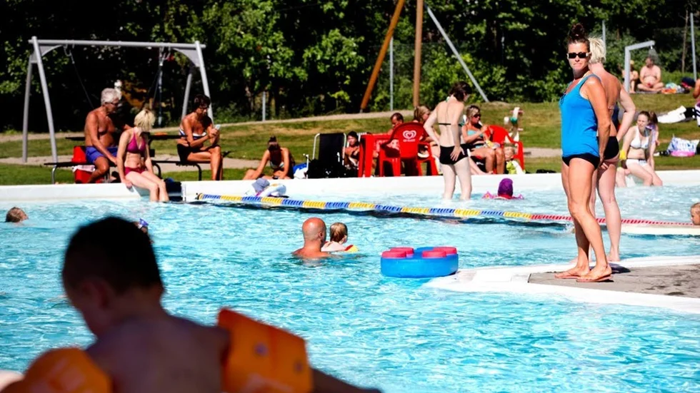 På Norrstrandsbadet brukar de vara fyra stycken som övervakar bassängområdet. Badmästaren Ann-Jeanette 
Norberg håller uppsikt över den riskfyllda rutschkanan.