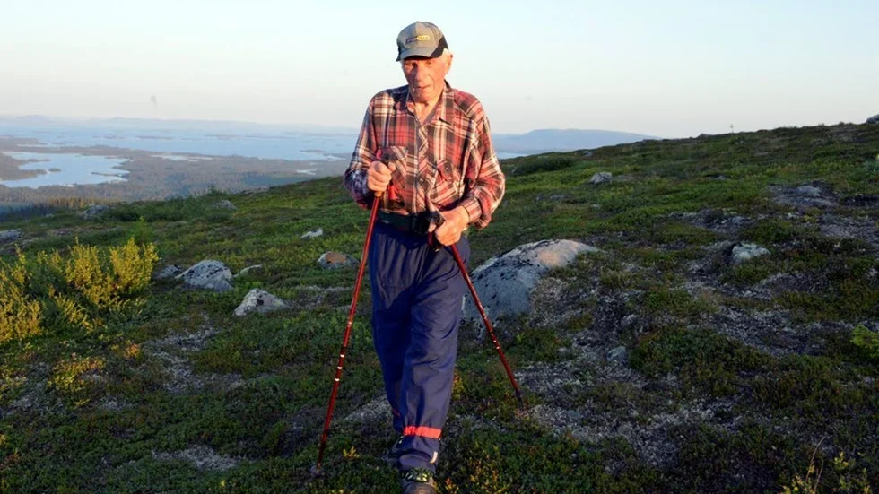 92 år är ingen ålder om man är pigg i kroppen. Helge Lindahl från Mellanström stavar på över fjällheden.