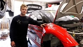 Emil Öhman skruvar i farbror Mats Öhmans bil innan avresan till England. Han är nöjd över deras Citroëner. "Den gick skitbra", säger han.