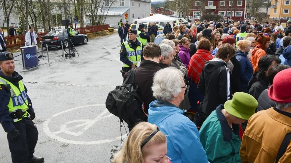 Sverigedemokraternas torgmöte i Arvidsjaur samlade en stor publik, uppskattningsvis ett par, tre hundra personer som mest. Bland dem fanns både sympatisörer och motståndare till partiet.