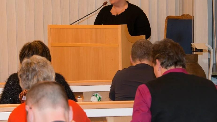 Pernilla Granberg (C) inledde budgetdebatten med att förklara att Centerpartiet skulle lägga ned sina röster. ”Vi markerar att vi inte håller med i den politiken som följer med det här budgetförslaget”, sa hon.