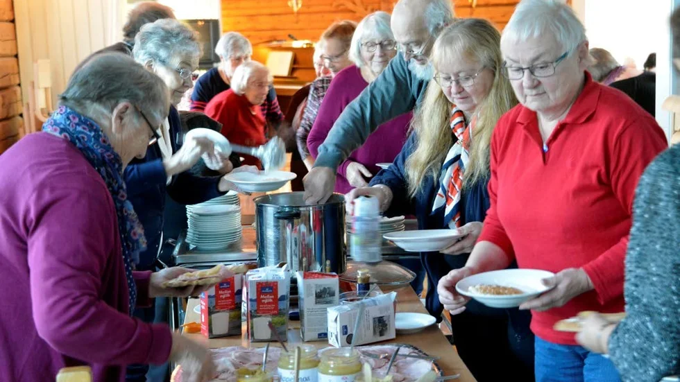 Drygt 50 personer deltog i onsdagens trivsel- och julfest med gröt, underhållning och kaffe.