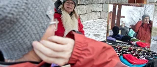 Välbesökt marknad i gråväder