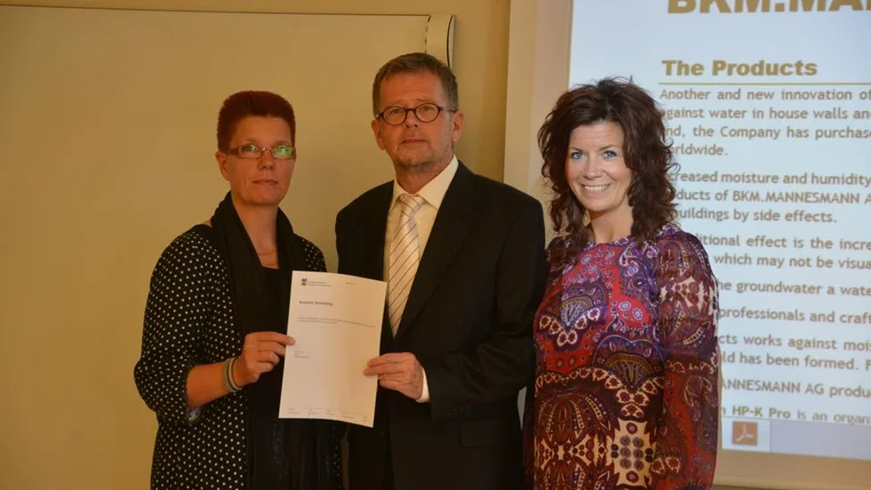 Arvidsjaurs kommun ställer sig positiv till etableringen av det tyska företaget. Från vänster: Arvidsjaurs kommunalråd Lotta Åman tillsammans med BKM Mannesmanns VD Wolfgang van Deuverdenett och t f näringslivschef Stina Johansson.