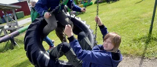 Mysigt midsommarfirande i kylan