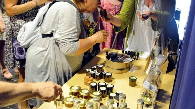 Eva Gunnare föreläser, sjunger och underhåller. Men hon är också företagaren som säljer sina produkter, som hade strykande åtgång på Silvermuseet på torsdagskvällen. ?Foto: Bertil Sundkvist