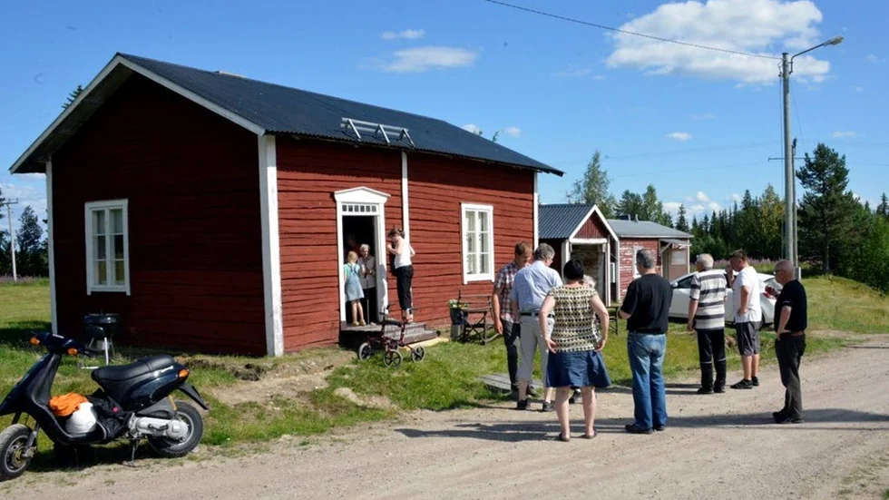 Ruth Mauritsson var värd för onsdagens Byasnack som hölls i hennes svärfars föräldrars första bostad i Nyby. Stugan används vid sammankomster, som den på onsdagen.