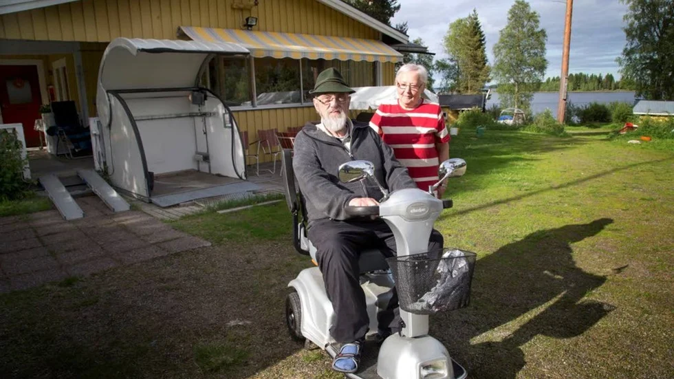 Bertil Lundholm har färdtjänst, men han får inte ta med sin elmoped/permobil när han åker färdtjänst. Han orkar inte rulla med rullstolen och blir då hjälplös.