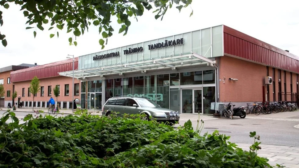 Piteå hälsocentral söker efter bättre lokaler och landstinget förhandlar, som enda aktör, med PNF om att hyra in sig i Sensias gamla hälsocentral. Innan det blir aktuellt måste Sensia sälja iväg verksamheten och lämna lokalerna.