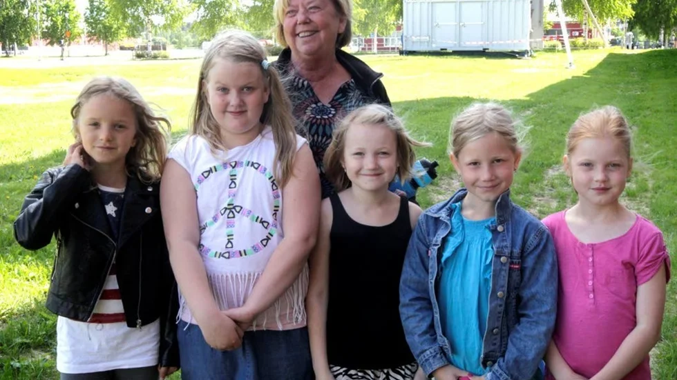 Berit Bergstedt, verksamhetschef för Piteås Folkets hus-förening, står med Kajsa Westman, 7 år, Filippa Björklund, 9 år, Allis Södersten, 8 år, Mathilda Hultqvist, 7 år och Tyra Nordborg, 7 år.