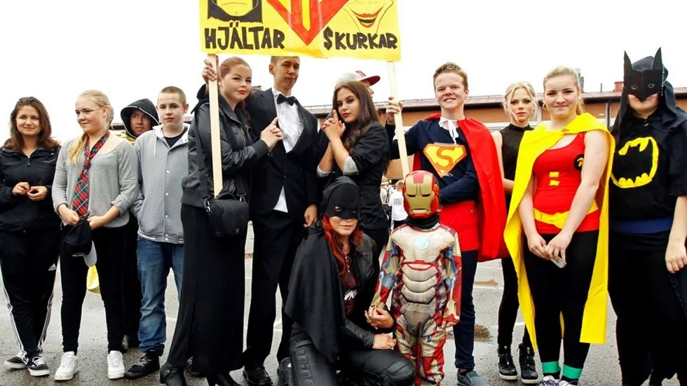 Mitt bland hjältarna och skurkarna i 9B gick femårige Oliver Edmundsson, för dagen Iron Man, tillsammans med sin Batmanmamma och klassens lärare Dessiré Edmundsson.