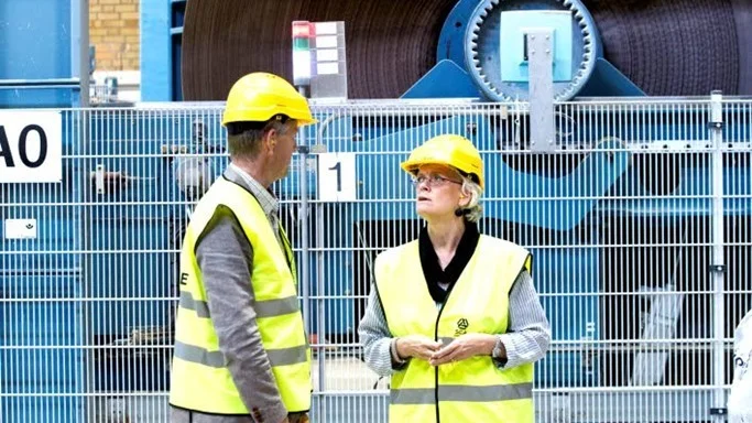 SCA Packaging har investerat nära en halv miljard i uppgraderad pappersmaskin. Per Embertsén informerar Carola Lemne.