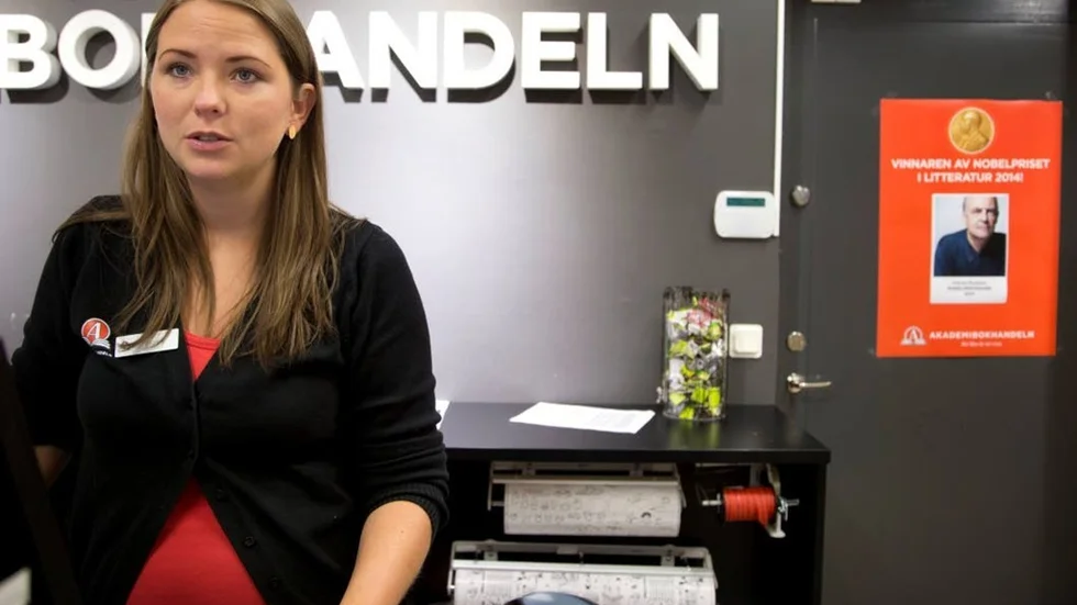 Jennie Wiklund, butikschef på Akademibokhandeln, fick meddela ett flertal kunder som var in på torsdagseftermiddagen att de inte har några böcker av pristagaren, men de kan beställa hem om kunder beställer.