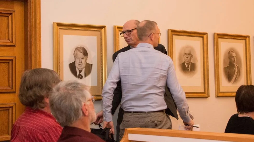 ”I will be back”. Nyvalde ledamoten Bjarne Hald (C) begärde ordet och förklarade för kommunfullmäktige att han tillfälligt lämnar politiken för att arbeta som vd för Arvidsjaurhem. Han ersätts under den tiden i fullmäktige av Richard Skiöld (C) (vänd bort från kameran).
