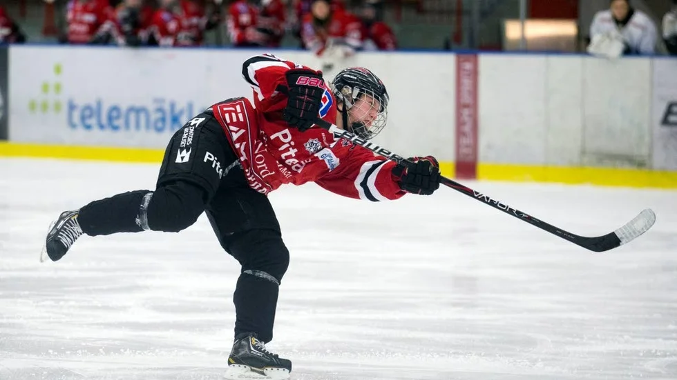 MSSK:s Emma Eliasson reducerade till 4-3 i slutet av matchen borta mot Brynäs. (Arkivbild)