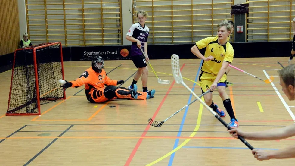 Joakim Moregård, närmast kameran får öppet mål och fastän målvakten André Edholm sträcker sig blir det mål. Charlie Nilsson och Gustaf Lahti ser också vad som är på gång.
